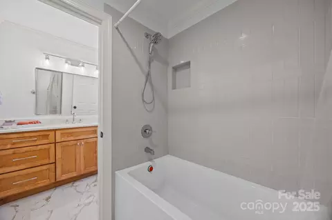 Bath - 18714 River Ford Dr, Davidson, NC 28036 photo 3 of 4