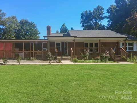 9902 Forest Dr, Charlotte, NC 28216