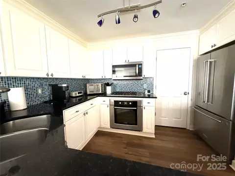 Kitchen - 930 Jetton 20 St #20, Davidson, NC 28036 photo 5 of 6