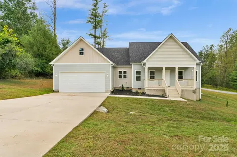 142 Crystal Heights Dr, Hendersonville, NC 28739