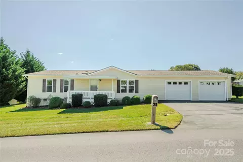 14 Beechnut Dr, Hendersonville, NC 28739