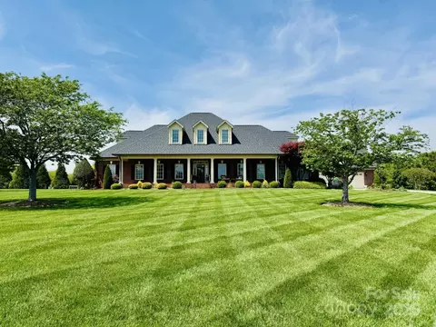 107 Cedar Lake Dr, Statesville, NC 28625