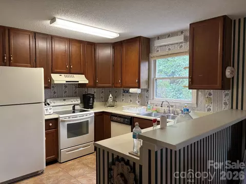 Kitchen - 655 Overlook C Dr #C, Spruce Pine, NC 28777 photo 2 of 4