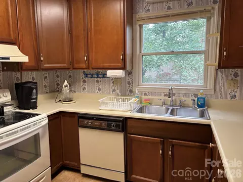 Kitchen - 655 Overlook C Dr #C, Spruce Pine, NC 28777 photo 3 of 4