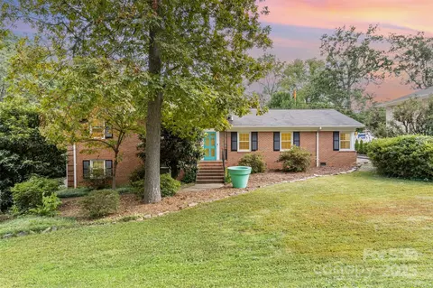 3801 Barclay Downs Dr, Charlotte, NC 28209