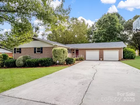 135 Greenview Dr, Kannapolis, NC 28081