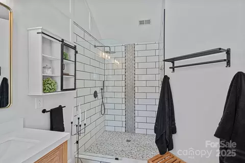 Bath - 20437 Willow Pond Rd, Cornelius, NC 28031 photo 2 of 4