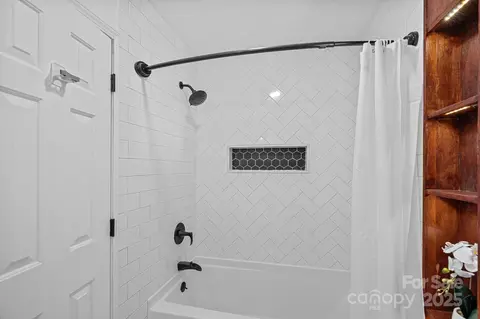 Bath - 20437 Willow Pond Rd, Cornelius, NC 28031 photo 4 of 4