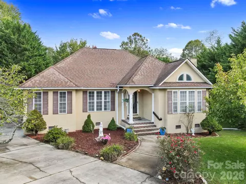 372 Kingfisher Ln, Mills River, NC 28759