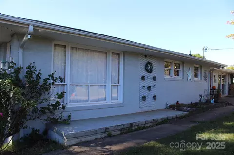 107 N Matthews St, Morganton, NC 28655