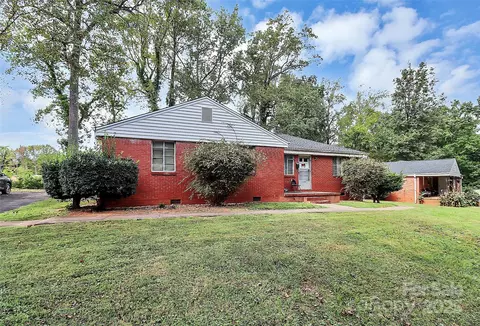 1916 Manteo Ct, Charlotte, NC 28208