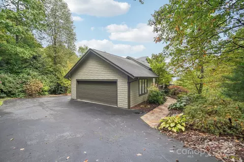 107 Woodglen Ct, Flat Rock, NC 28731
