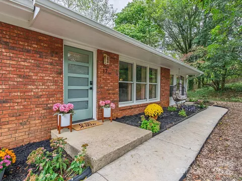 17 Hummingbird Ln, Asheville, NC 28806