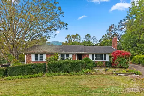 126 College Cir, Swannanoa, NC 28778