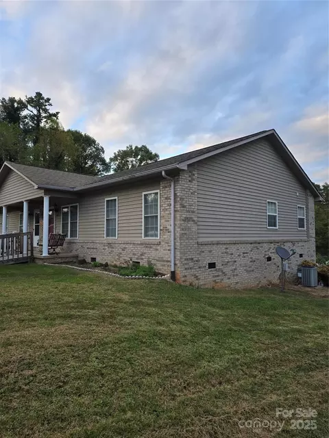 101 Whispering Pines Dr, Marion, NC 28752