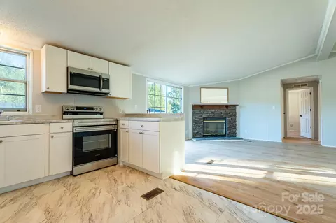Living - 2918 23rd Ne Ave NE, Hickory, NC 28601 photo 2 of 9
