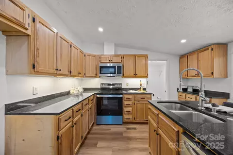 Kitchen - 86 Tuts Ter, Sylva, NC 28779 photo 3 of 7
