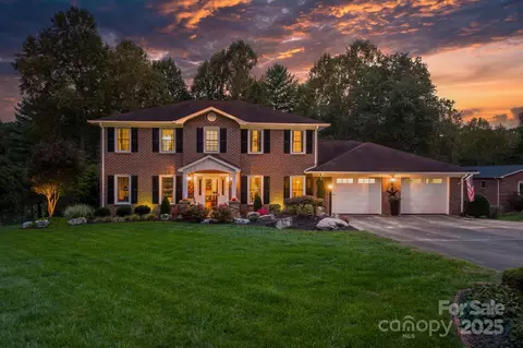 302 Redwood Pl, Lenoir, NC 28645
