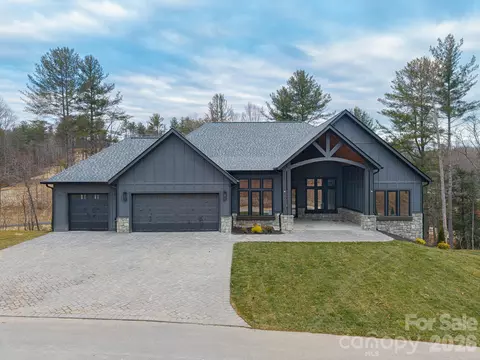 132 Sunridge Ave, Horse Shoe, NC 28742