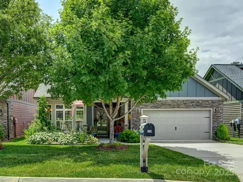 536 Summerfield Pl, Flat Rock, NC 28731