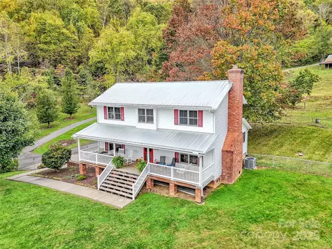 580 River Point Dr, Canton, NC 28716
