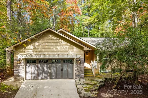703 Kanasgowa Dr, Brevard, NC 28712