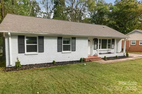 324 Clearbrook Rd, Matthews, NC 28105
