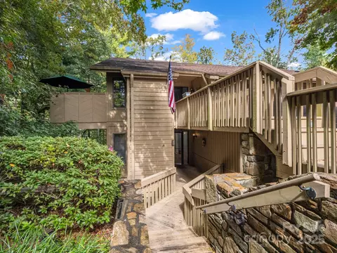 405 N Scarlet Oak Ln, Hendersonville, NC 28791