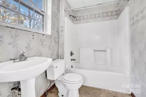 Bath - 143 Sharon Rd, Fairview, NC 28730 photo 1 of 2