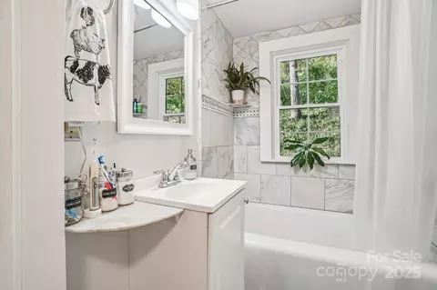 Bath - 11 Ramsey Rd, Marshall, NC 28753 photo 1 of 1