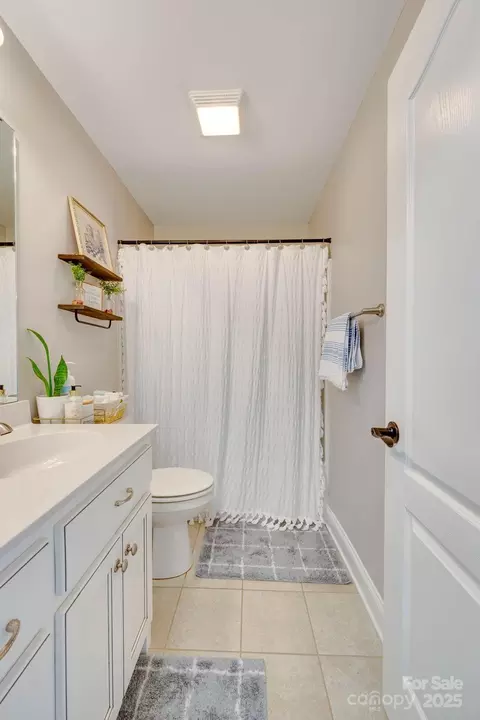 Bath - 1369 Landsdowne Dr, Conover, NC 28613 photo 2 of 5