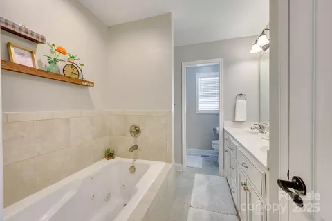 Bath - 1369 Landsdowne Dr, Conover, NC 28613 photo 5 of 5