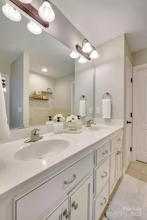 Bath - 1369 Landsdowne Dr, Conover, NC 28613 photo 4 of 5