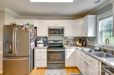 Kitchen - 1369 Landsdowne Dr, Conover, NC 28613 photo 2 of 3