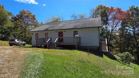 68 Garden Rdg, Clyde, NC 28721