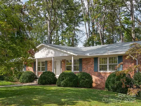 7 E Fox Chase Rd, Asheville, NC 28804