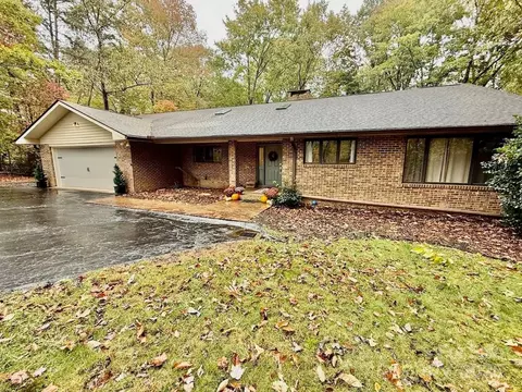 461 Mountain View Dr, Columbus, NC 28722