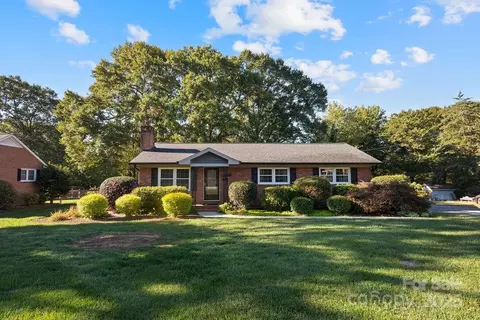 403 W Lewis St, Dallas, NC 28034