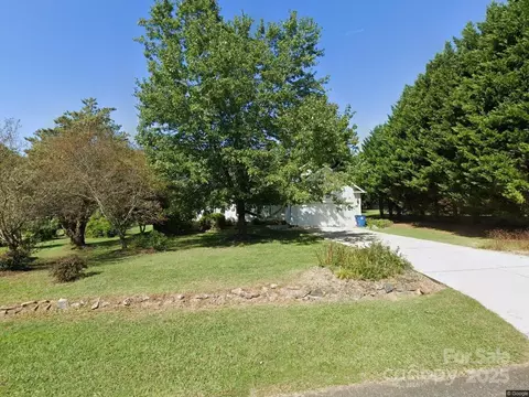 5605 Creek Point Dr, Hickory, NC 28601