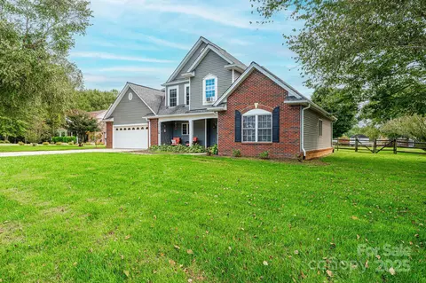 1472 Sweetbriar Ln, Hickory, NC 28602