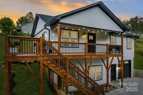 121 Ponder St, Mars Hill, NC 28754
