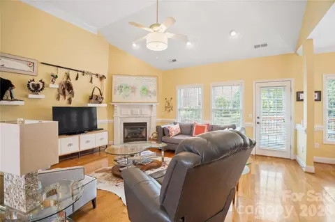 Living - 811 4th Ne St NE, Conover, NC 28613 photo 1 of 2