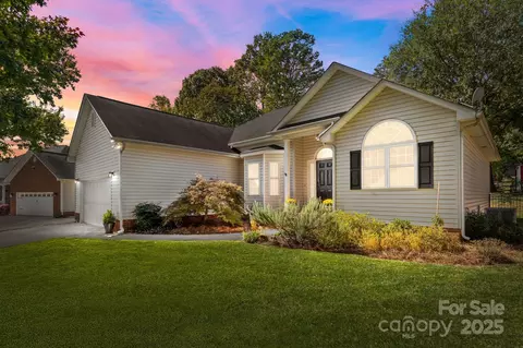128 Birchwood Ct, Mount Holly, NC 28120