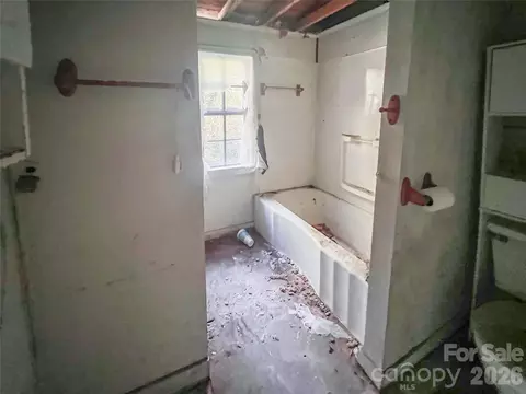 Bath - 122 Ranson Rd, Lancaster, SC 29720 photo 1 of 1