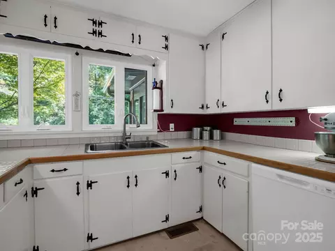 Kitchen - 821 Warrior Dr, Tryon, NC 28782 photo 2 of 2