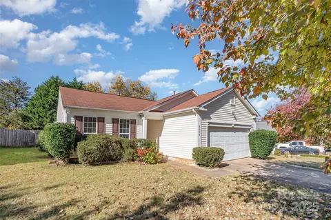 6615 Wandering Creek Dr, Charlotte, NC 28216