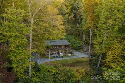 701 Treehouse Rd, Whittier, NC 28789