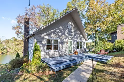 213 Michaels Gap Ln, Hickory, NC 28601
