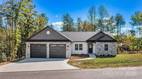24 Eastwinds Dr, Hickory, NC 28601