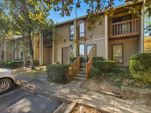 7925 Charter Oak Ln, Charlotte, NC 28226